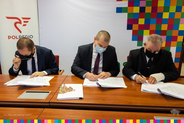 Umowę podpisali w piątek (11.12) Umowę podpisał (od prawej) Marek Olbryś - wicemarszałek Województwa Podlaskiego, Artur Martyniuk - prezes POLREGIO oraz Adam Pawlik - dyrektor handlowy spółki.