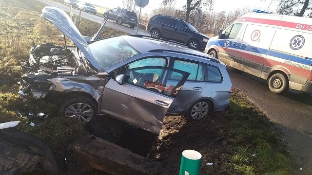 W gminie Rusiec zderzyły się dwa samochody, ranne są dwie osoby