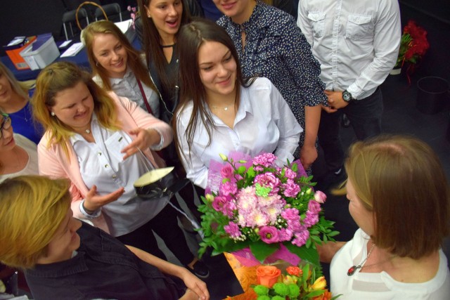 Zespół Szkół Gastronomiczno-Hotelarskich w Toruniu zakończenie roku klas maturalnych zorganizował w Akademickim Centrum Kultury i Sztuki ,,Od Nowa". Wszystkim abiturientom wręczono świadectwa dojrzałości, a wyróżniająca się młodzież otrzymała nagrody i dyplomy. 