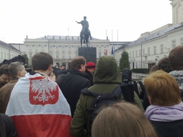 Tłumy mieszkańców stolicy przed Pałacem Prezydenckim w Warszawie