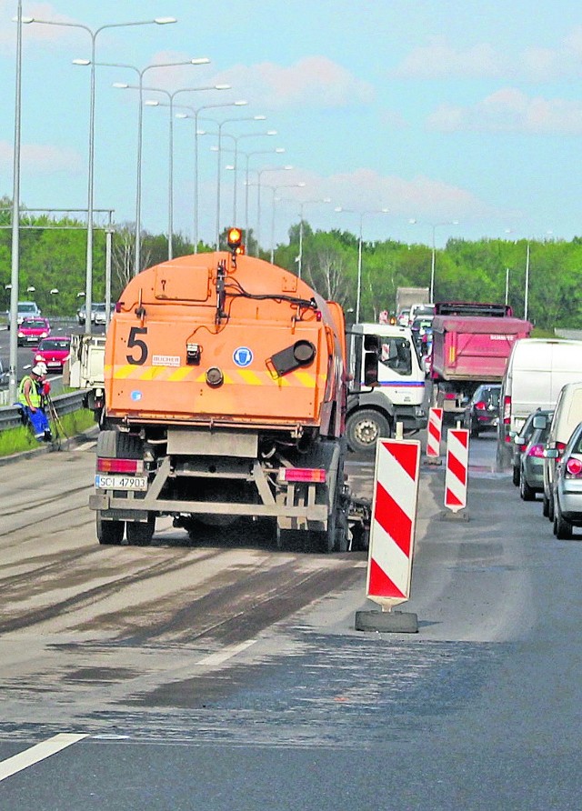 Kierowcy muszą liczyć się z utrudnieniami i korkami na DTŚ. Drogowcy zajmują dwa pasy w kierunku Katowic