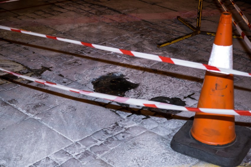 Samopodpalenie w Warszawie: Mężczyzna podpalił się na pl. Defilad. Zostawił wiadomość - ulotkę