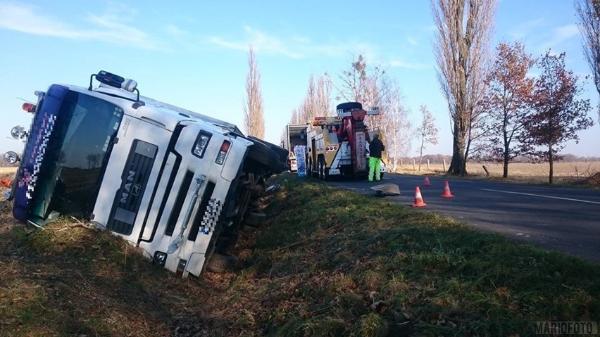 Wypadek w Korfantowie. Ciężarówka wjechała do rowu.