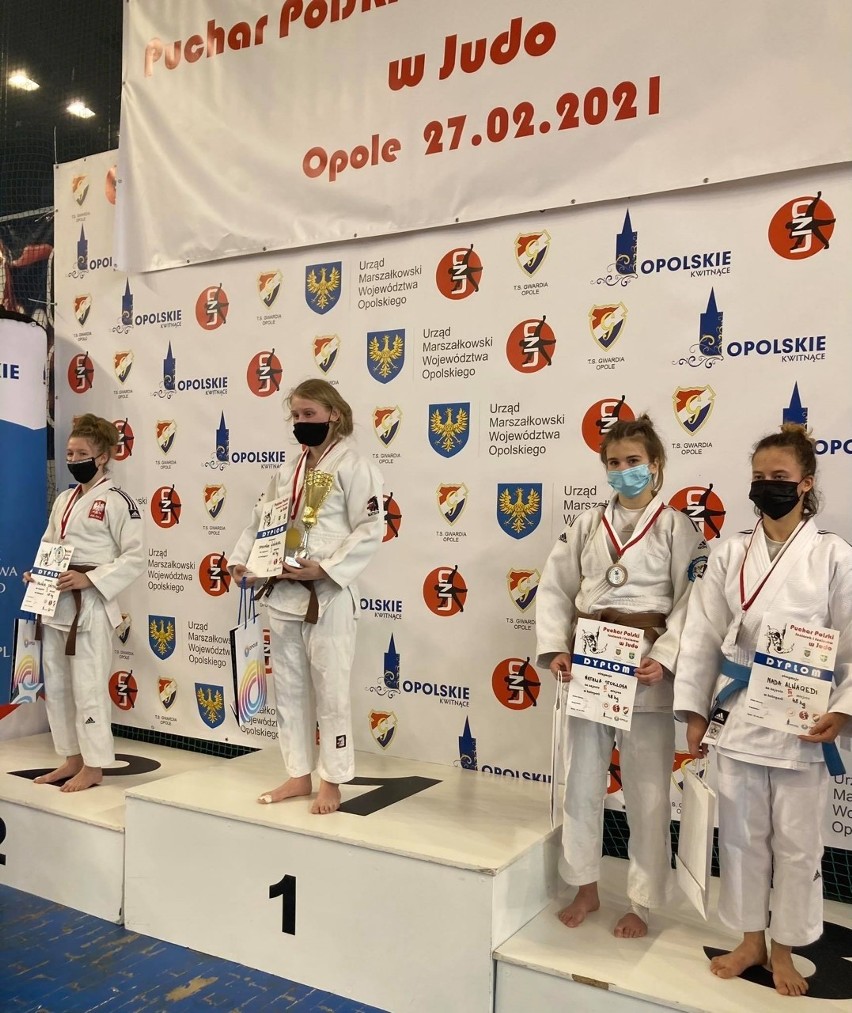 Juniorki Akademii Judo Poznań prezentują medale i dyplomy...