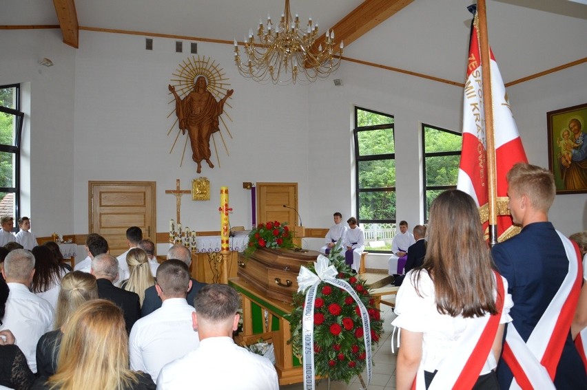 Trumna z ciałem świętej pamięci Bogdana Dziuby w kaplicy...