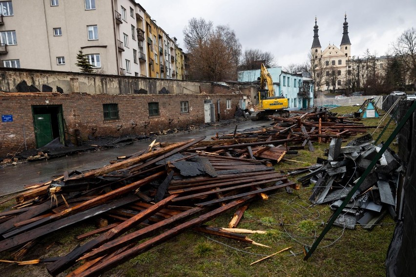 Rozbiórka poszpitalnego budynku na Wesołej w Krakowie wstrzymana przez nadzór budowlany! Mieszkańcy: "mówiliśmy, że to jest samowolka"