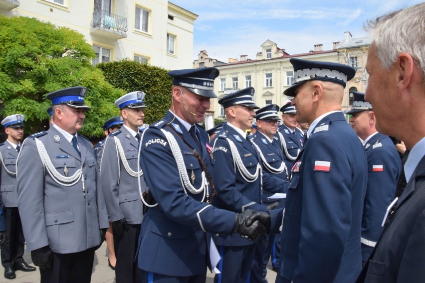Wojewódzkie obchody Święta Policji z udziałem komendanta głównego na Placu Artystów w Kielcach. Były awanse, padły ważne słowa