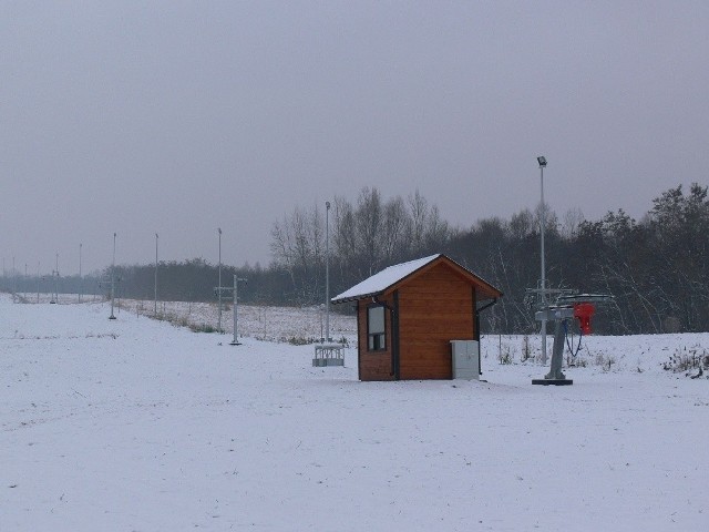 Stok w Siedleszczanach czeka na dogodne warunki i narciarzy.