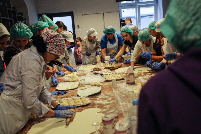 Mieszkańcy Wrocławia licznie włączyli się do akcji „Kup pierogi, pomóż Ukrainie”.