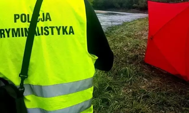 Kobieta, która chciała wyłowić piłkę z Wisły, utonęła mimo akcji ratunkowej.