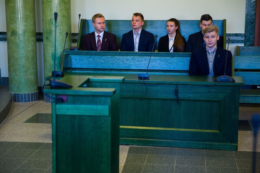 Członkowie Młodzieży Wszechpolskiej przed sądem za zakłócanie porządku (zdjęcia, wideo)