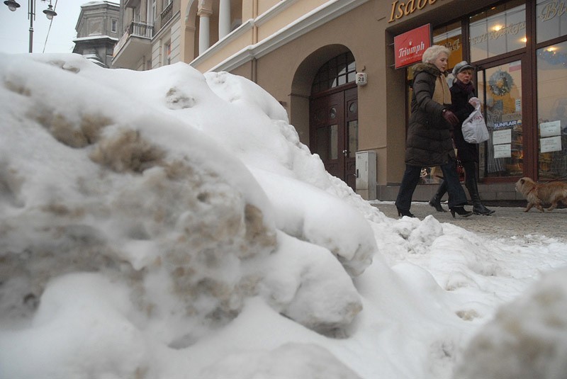 Śnieg nadal zalega na ul.Gdańskiej