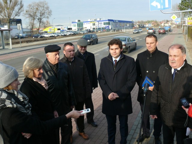 Władze miasta i powiatu oraz przedstawiciele wykonawcy ogłosili koniec przebudowy ulicy Przemysłowej.