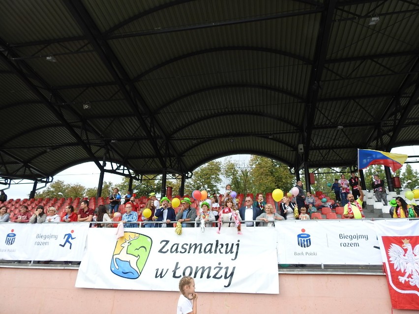 Łomża. 4. edycja PKO Bieg Charytatywny na stadionie. Pomagali z każdym krokiem i pokonywali rekordy [ZDJĘCIA, WIDEO]