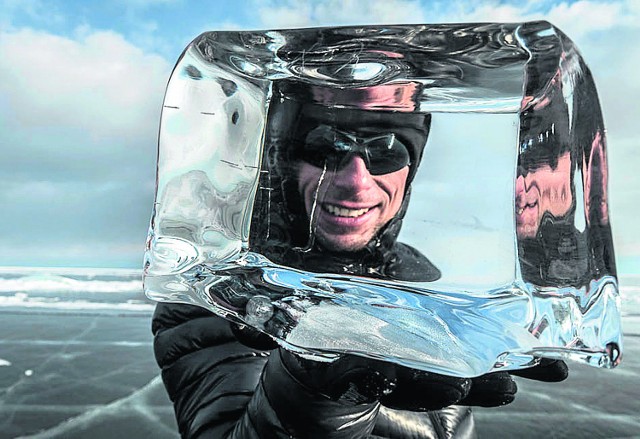 Temperatura poniżej minus 20 stopni. Pod stopami lód i śnieg. W takich warunkach jest rozgrywany ekstremalny Baikal Ice Marathon. Wygrał go Polak, Piotr Hercog (na zdjęciu)