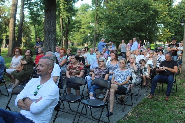 To  był koncert pod kasztanami. W parku w Piotrkowie Kujawskim