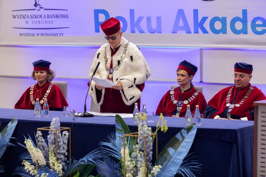 Łącznie w Wyższej Szkole Bankowej w Toruniu i Bydgoszczy...