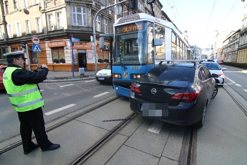 Zderzenie auta z tramwajem nr 3 na skrzyżowaniu Taugutta i...