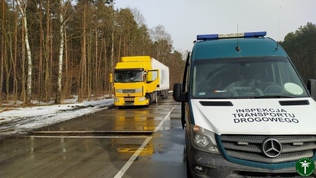 W kontrolowanej ciężarówce na DK nr 15 w Suchatówce inspektorzy odkryli mnóstwo usterek, w tym m.in. niesprawne hamulce, brak badań technicznych i brak tachografu cyfrowego.