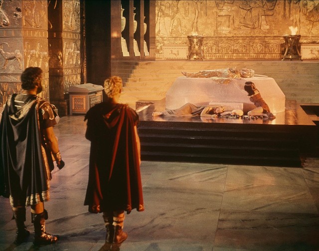 Scena z filmu "Kleopatra" z roku 1963 z Elizabeth Taylor w roli głównej.