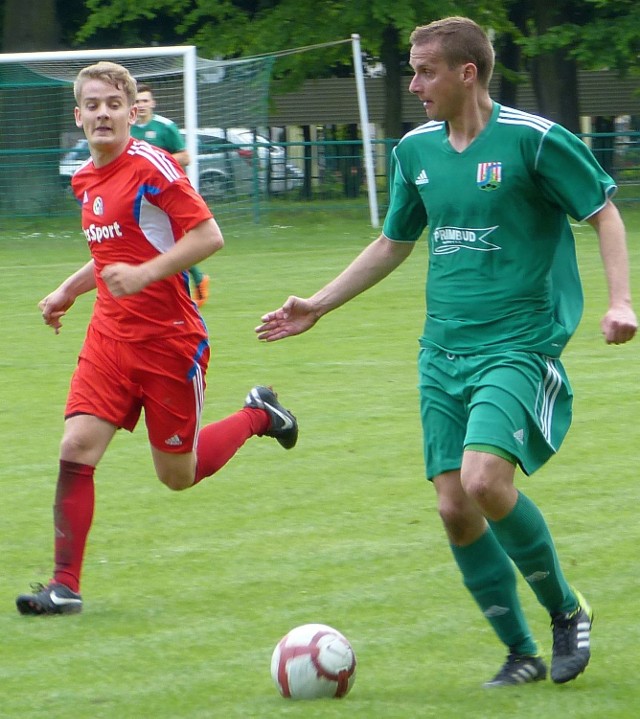 Piłkarze Sokoła Nisko (z piłką Grzegorz Woźniak) zmierzą się ze Strumykiem Malawa.