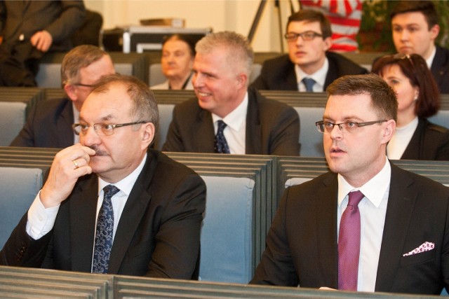 Marszałek Cezary Przybylski i Jerzy Michalak (z prawej) z zarządu województwa są przekonani, że mimo mniejszego strumienia pieniędzy, powstaną najważniejsze z zapowiadanych inwestycji