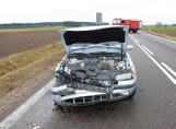 Łubiane. Volkswagen passat uderzył w ciągnik. Traktorzysta w szpitalu (zdjęcia)