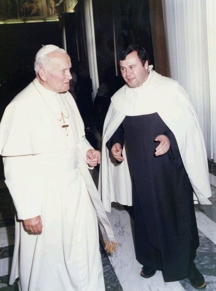 Ojciec Szczepan Praśkiewicz w rozmowie z Ojcem Świętym Janem Pawłem II. To było 10 czerwca 1990 roku w Sali Klementyńskiej Pałacu Apostolskiego w Watykanie.