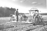 Rolnictwo na Opolszczyźnie w latach 60., 70. i 80. Tak wyglądała mechanizacja opolskiej wsi. Konie, traktory, kombajny i... samoloty