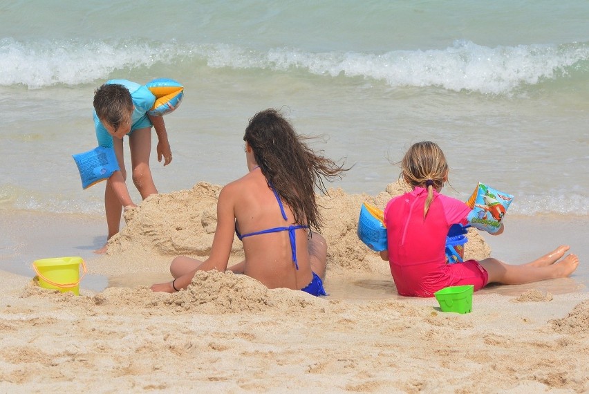 Budowanie zamków z piasku: Wykorzystajcie plażowy piasek,...