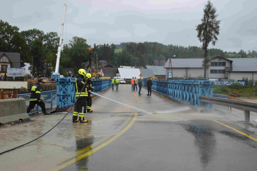 Podhale. Most w Białym Dunajcu ocalał. Policja wpuściła tam auta [ZDJĘCIA]