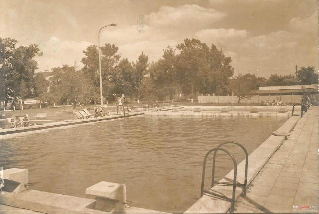 Lata 1960–1963 – Basen kąpielowy przy ul. Batorego na pocztówce Biura Wydawniczego RUCH