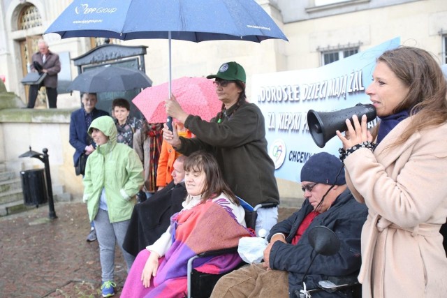30 września 2019: protest osób niepełnosprawnych i ich opiekunów przed Urzędem Wojewódzkim w Katowicach