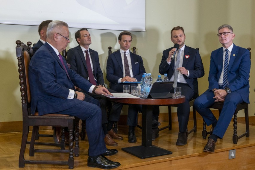 Debata wyborcza w Podlaskim Klubie Biznesu. Wojciech Strzałkowski pyta polityków o region i gospodarkę. Obejrzyj wideo