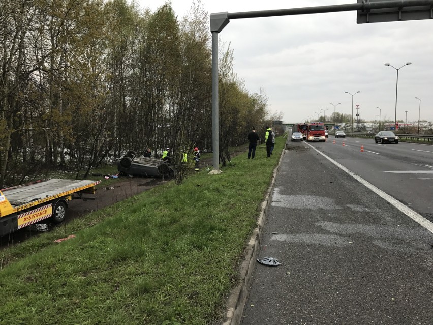 Fiat zderzył się z TIRem na DTŚ w Świętochłowicach ZDJĘCIA