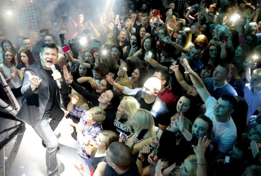 Na koncert Zenona Martyniuka czekało wielu fanów. Studenci...