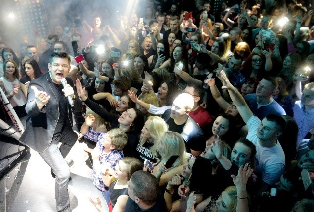 Na koncert Zenona Martyniuka czekało wielu fanów. Studenci często właśnie jego wskazywali jako gwiazdę Bachanaliów. Niestety podczas studenckiego święta Zenon Martyniuk nie odwiedził naszego miasta. To jeden z najbardziej rozchwytywanych artystów wykonujących muzykę disco-polo. Jego terminarz jest naprawdę napięty. Zespół Akcent uznawany jest za niekwestionowanego lidera w branży muzycznej nurtu Disco. Popularność jego z roku na rok wzrasta. Nie zaskoczyły nas więc też tłumy w zielonogórskim klubie Heaven. Nie zabrakło największych hitów "Przez twe oczy zielone" czy "Życie to są chwile". Zenon pojawił się na scenie w sobotę o 24.00. Jak było na koncercie? Zobaczcie sami!  