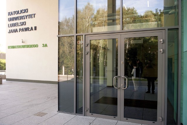 Przy drzwiach wejściowych jest nowa nazwa, pod jaką będzie funkcjonować filia Katolickiego Uniwersytetu Lubelskiego