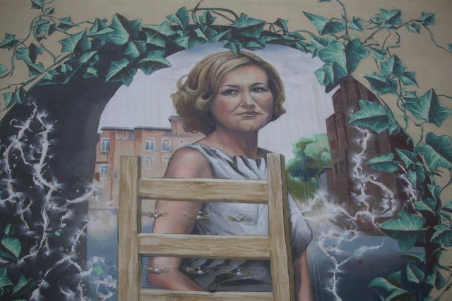 Mural przedstawiający Krystynę Bochenek w Katowicach
