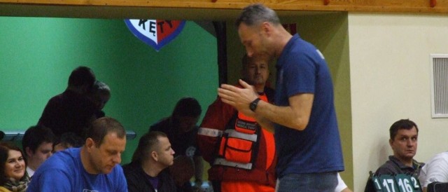 Marek Błasiak i jego podopieczni nie muszą prosić niebios o pomoc, sami potrafią wywalczyć utrzymanie w Krispol I lidze siatkarzy.