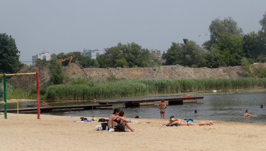 Ruszyły prace budowlane na brzegu kąpieliska Żwirownia w...