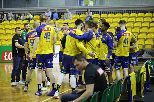 Piłkarze ręczni Łomży Vive Kielce w przedostatnim w tym sezonie meczu PGNiG Superligi, pokonali w Hali Legionów Piotrkowianina Piotrków Trybunalski 39:21, prezentując przez pełne 60 minut wysokie tempo i dobrą jakość gry w każdym elemencie. To musiało się przełożyć na wysokie oceny, które znajdziecie pod kolejnymi zdjęciami. >>>>Zobacz kolejne zdjęcia. Przesuwaj zdjęcia w prawo - naciśnij strzałkę lub przycisk NASTĘPNE GDZIE SĄ CHŁOPCY Z TAMTYCH LAT, CZYLI CO DZIŚ ROBIĄ BYŁE GWIAZDY VIVE KIELCE [ZDJĘCIA] [B]POLECAMY RÓWNIEŻ:[/B][tabela][tr][td sz=300]IGOR KARACIĆ SIĘ ZARĘCZYŁ. ZOBACZ JEGO PIĘKNĄ WYBRANKĘ[/td][td sz=300]PIĘKNOŚĆ Z UKRAINY. ZOBACZ PARTNERKĘ ARTIOMA KARALIOKA[/td][/tr][td]BYŁY ZAWODNIK VIVE KIELCE JEST CZOŁOWYM POKERZYSTĄ ŚWIATA. WYGRYWA MILIONY DOLARÓW