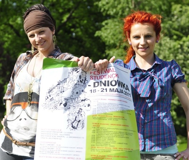 Na cykl imprez zapraszają Kasia Romanowska (z prawej) i Eliza Tomczyk z stowarzyszenia studentów "Fuzja Radomska&#8221;.