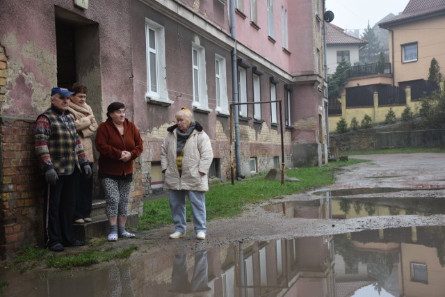 - Takie kałuże tworzą się od lat - mówią nam Jerzy Wnuk (od lewej), Jadwiga Żółtek, Jadwiga Wnuk oraz Teofila Nowicka, którzy mieszkają w kamienicach przy ulicach: Sienkiewicza i Matejki.