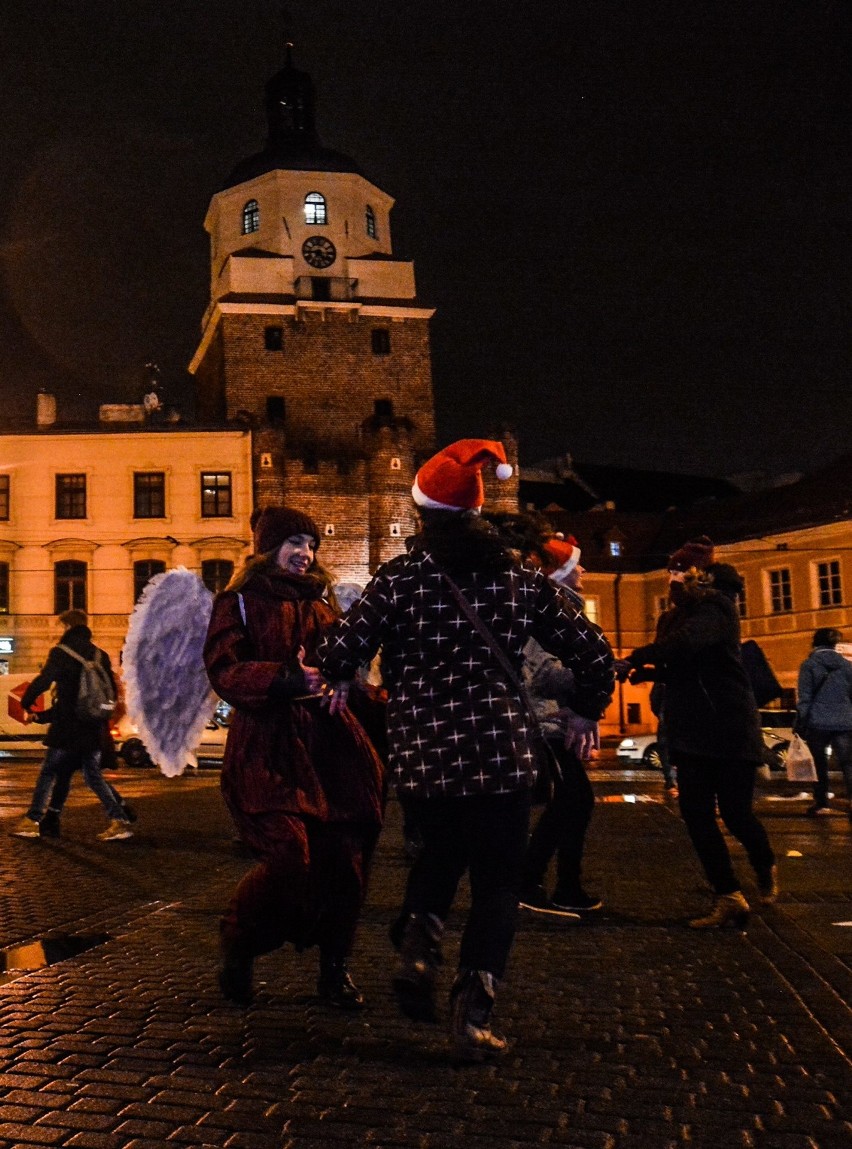 Pod lubelskim ratuszem rozbłysła świąteczna choinka (ZDJĘCIA, WIDEO)