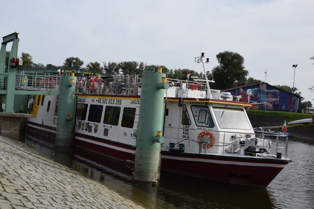 Statek Laguna kursuje od kwietnia do końca października. Standardowe rejsy po Odrze trwają ok. godziny. Są też dłuższe wycieczki