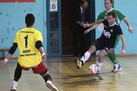 Heiro (niebieskie stroje) otrzymało licencję na grę w pierwszej lidze futsalu.