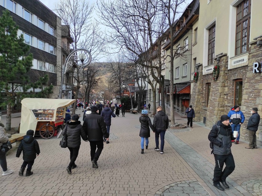 Zakopane. Na Krupówkach nieco więcej ludzi. Handel na straganach wraca do życia [ZDJĘCIA]