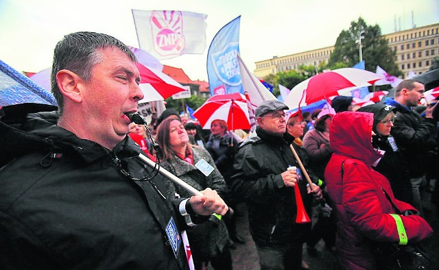 Postulaty ZNP dotyczą wycofania zmian systemowych dotyczących nowego ustroju szkolnego oraz zwiększenia nakładów na oświatę, w tym podwyżki wynagrodzeń dla pracowników oświaty