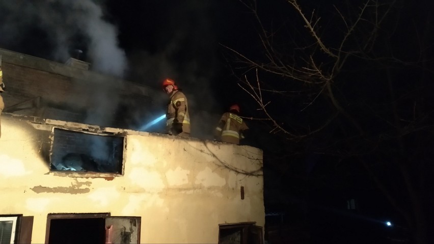 Nocny pożar w Klimontowie. Płonął budynek gospodarczy i garaż (ZDJĘCIA)